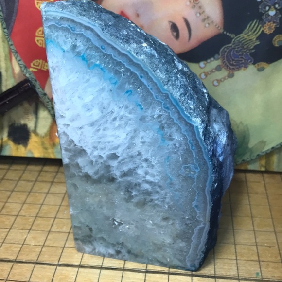 Stone Geode Book End 3lbs 2.8oz Blue Crystal Stone Brazil 5 5/8”H x 3”W x 2.5”D - Picture 3 of 9